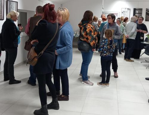 5 uczestnicy wernisażu wystawy ceramiki i fotografii