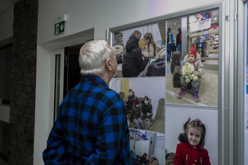 6 uczestnik wernisażu ogląda fotografie