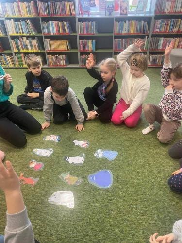 7 dzieci podczas lekcji bibliotecznej