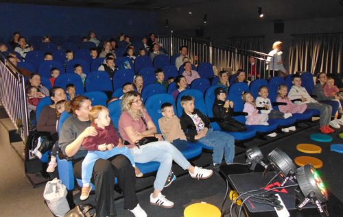 7 publiczność podczas przedstawienia teatrzyku kukiełkowego
