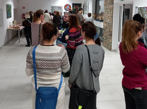 7 publiczność podczas wernisażu i wystawy malarstwa