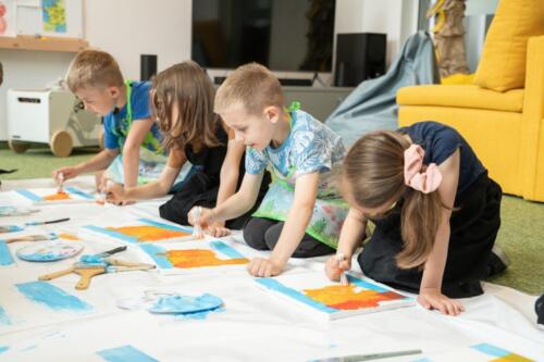 8 Akademia Kreatywnego Czytelnika dzieci uczestniczące w warsztatach Grafit