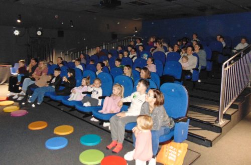 8 publiczność podczas przedstawienia teatrzyku kukiełkowego