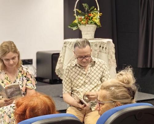 8 uczestnicy podczas czytania Kordiana