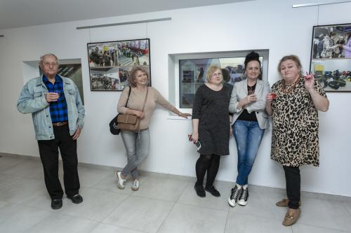 8 uczestnicy wernisażu wystawy fotografii Roberta Jachimowicza
