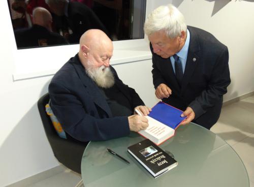 9 Profesor Jerzy Bralczyk podpisuje czytelnikowi książki
