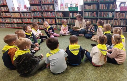 9 ciekawski George bibliotekarka Agnieszka czyta dzieciom bajkę